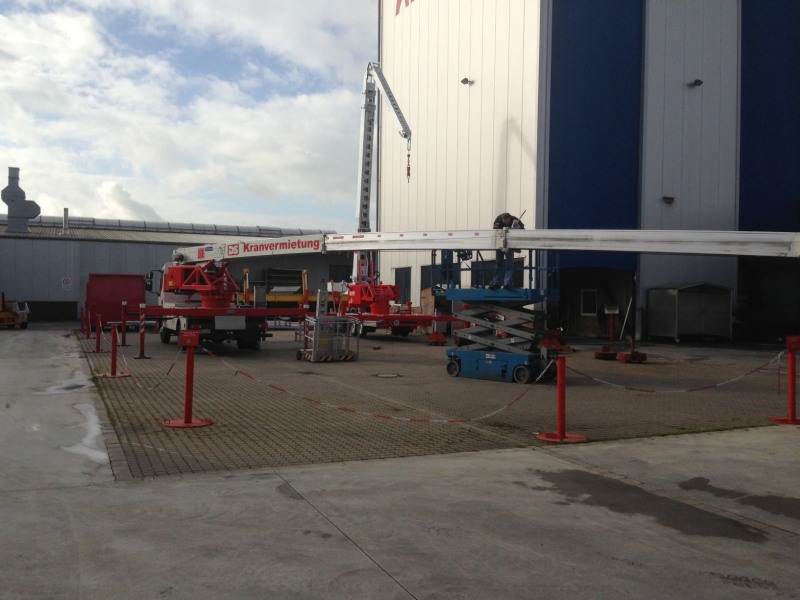 Bild Baustellengelände mit Alu-Autokran und diverse Werkzeugen