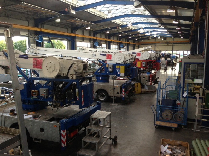 Bild Werkstatt mit verschiedenen Krane