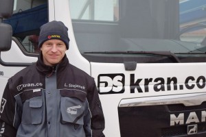 Bild  Lars Stojanek vor einem Autokran