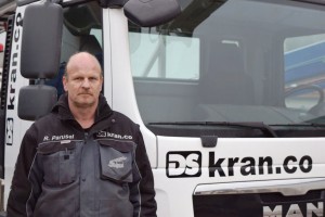 Bild Rene Parusel vor einem Autokran stehend
