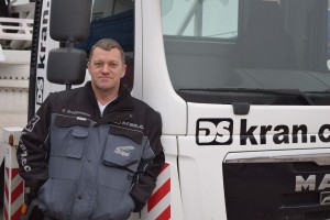 Bild Guido Brüggemann vor einem Autokran