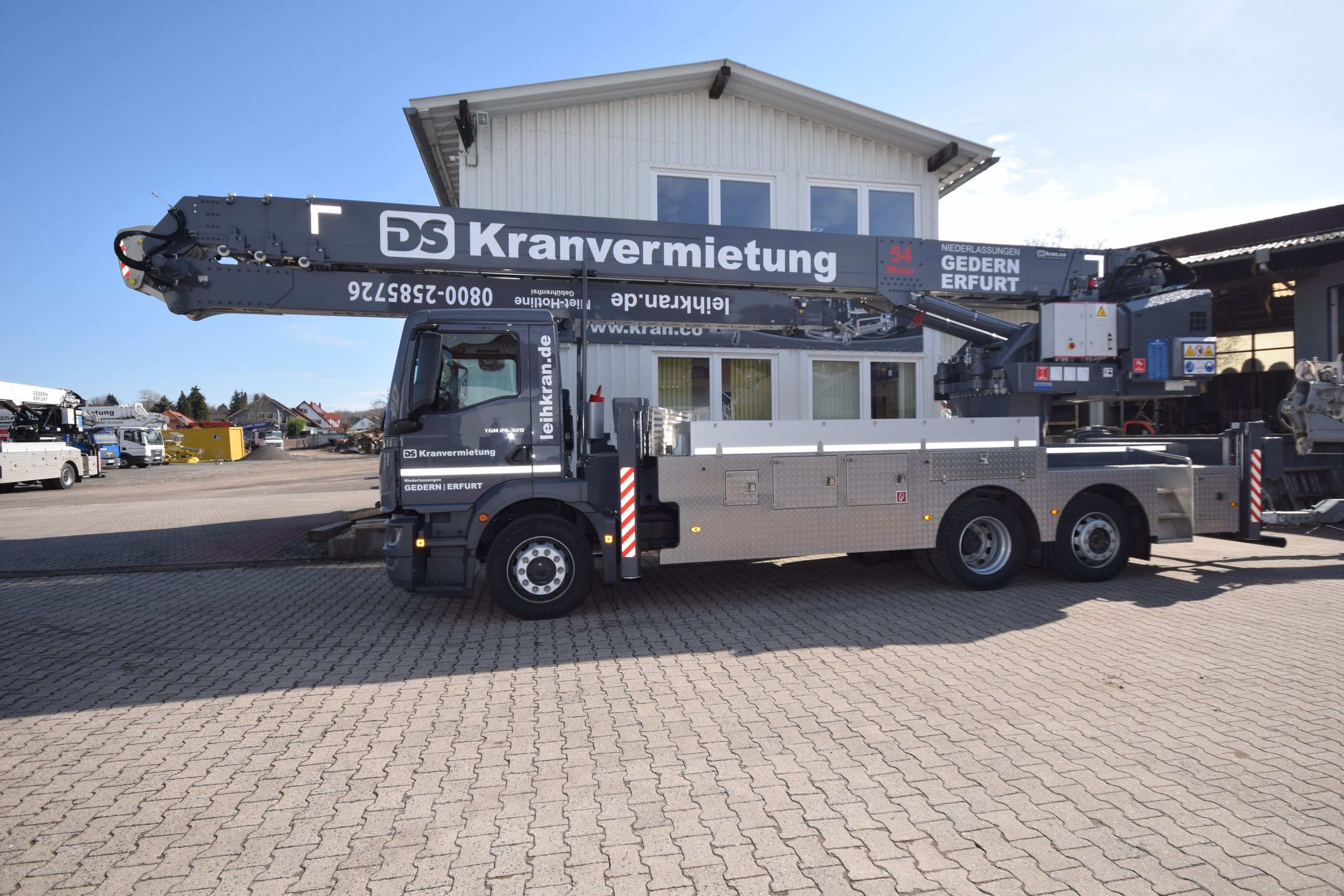 Klaas 1003 RSX 54m Bild Autokran Klaas 1003 RSX 54m im Hintergrund ein weißes Gebäude