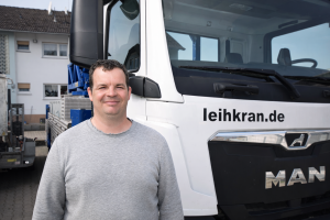 Bild Dennis Treml vor einem Autokran