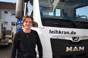 Bild  Lars Stojanek vor einem Autokran